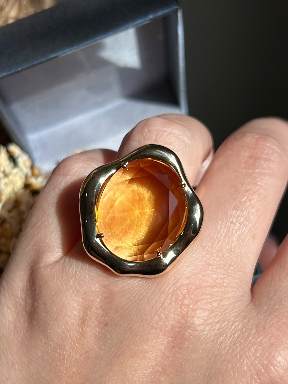 ANEL CURVO COM CRISTAL OVAL AMARELO
