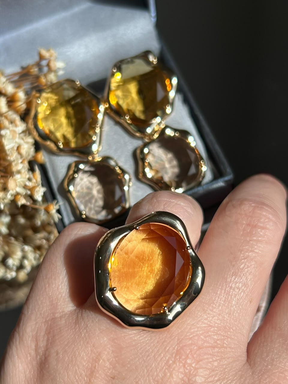 ANEL CURVO COM CRISTAL OVAL AMARELO