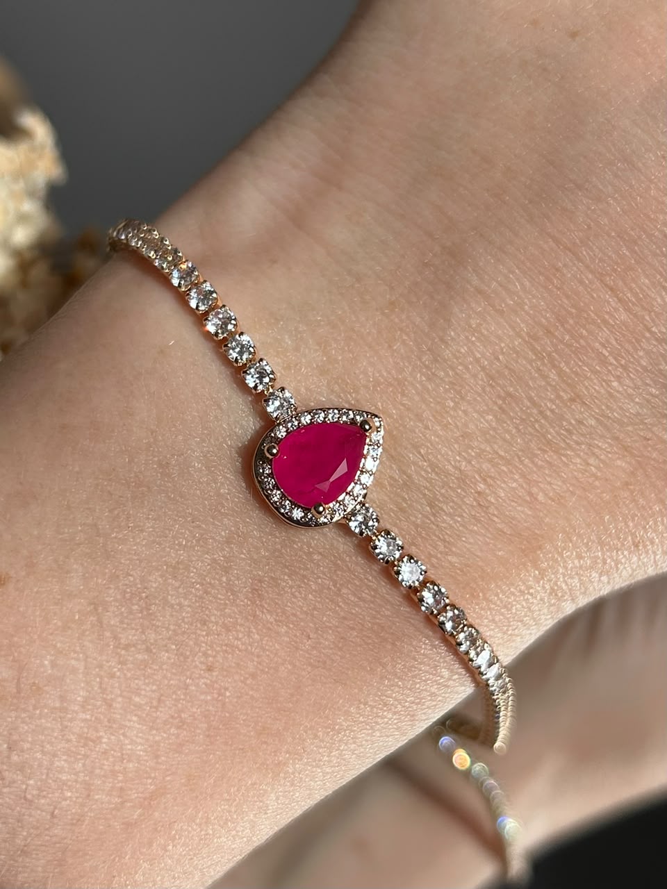 Pulseira Rivier Gota Pink Dourada