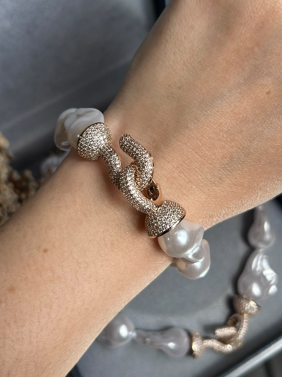 Pulseira Pérola Barroca Detalhe Fecho