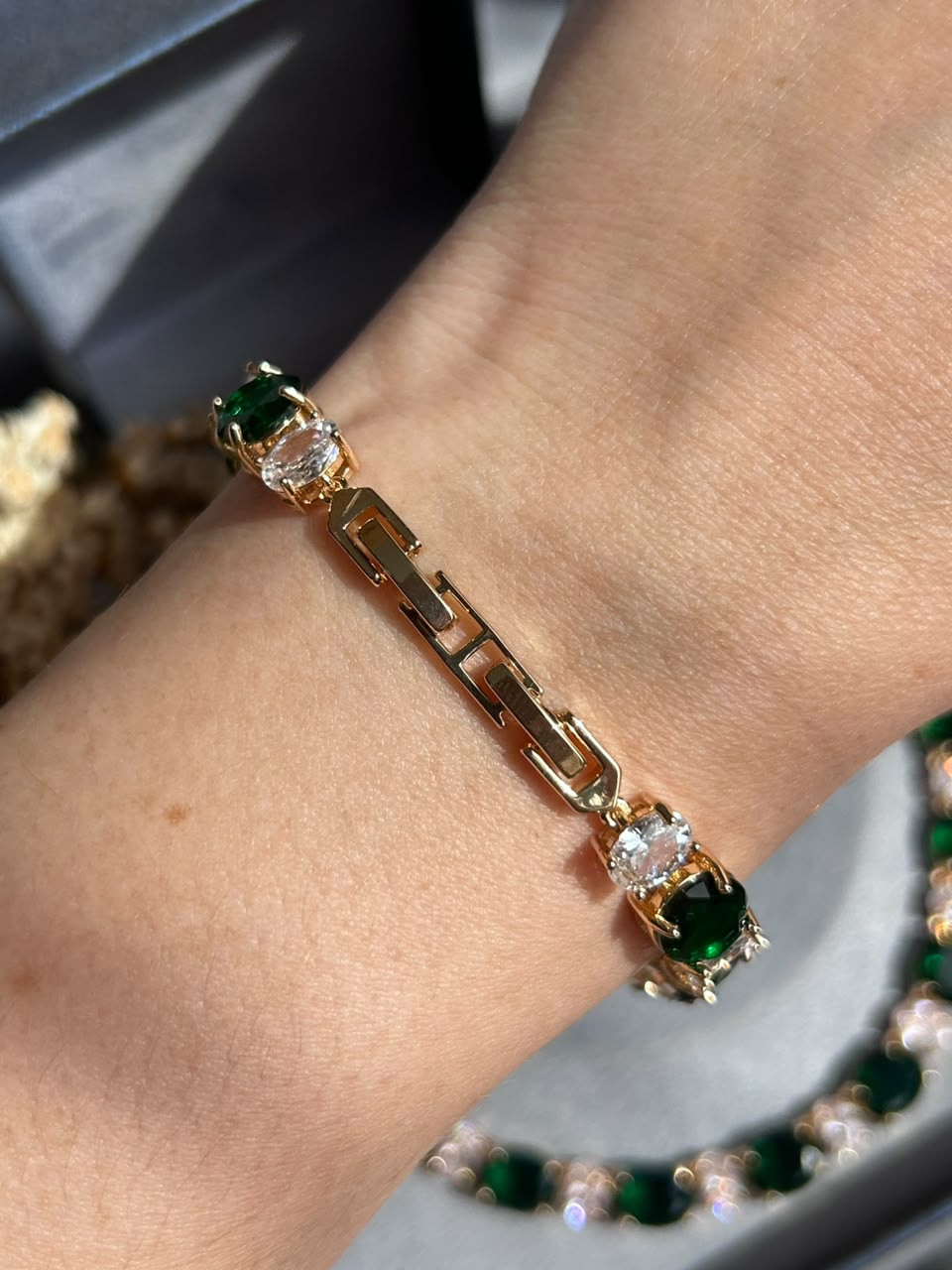 Pulseira Riviera Pedras Ovais Mesclado Verde Esmeralda Dourado