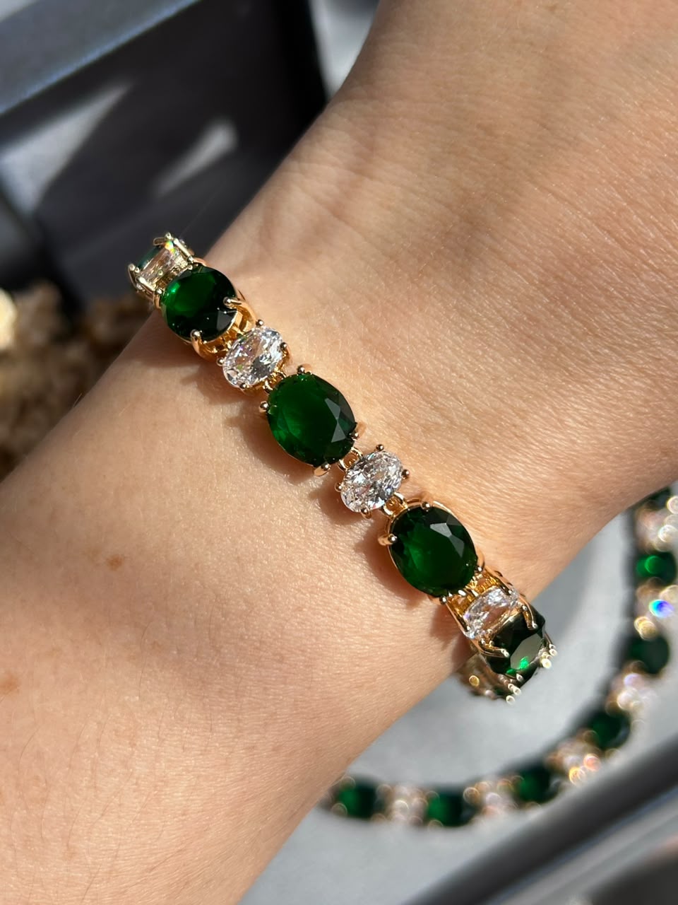 Pulseira Riviera Pedras Ovais Mesclado Verde Esmeralda Dourado