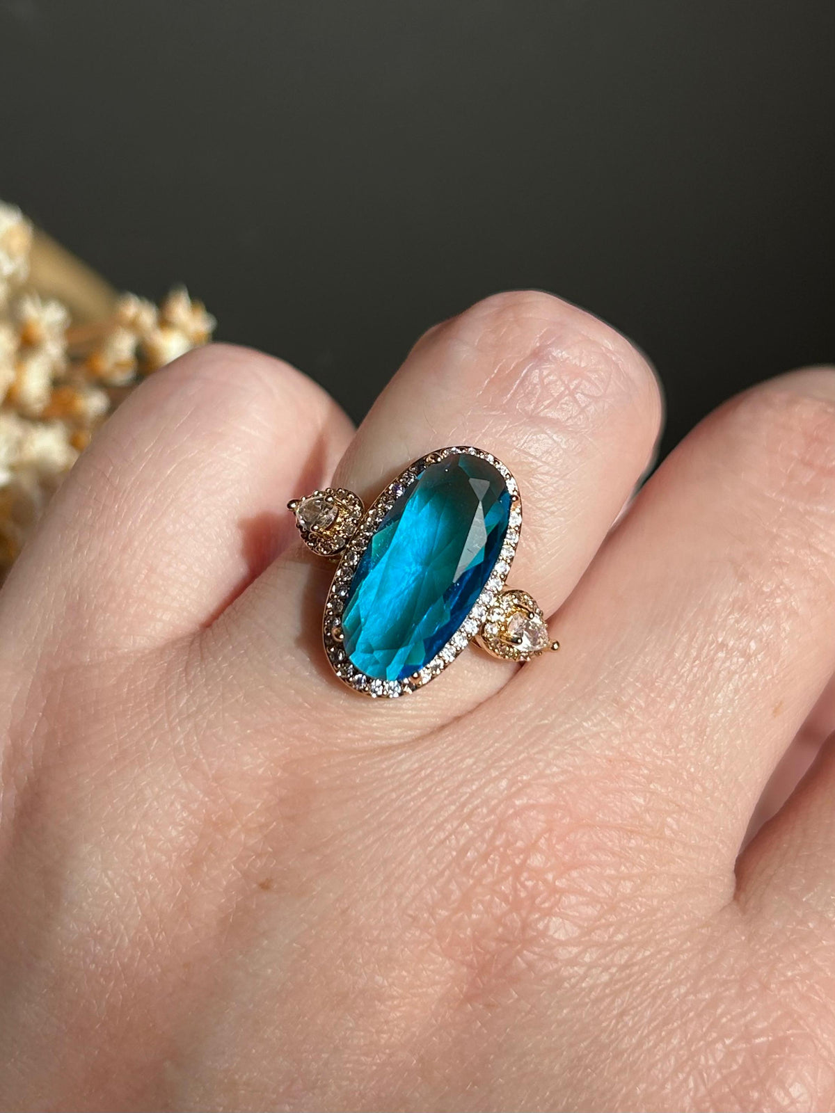 Anel Oval Cristal Azul Ajustável Dourado