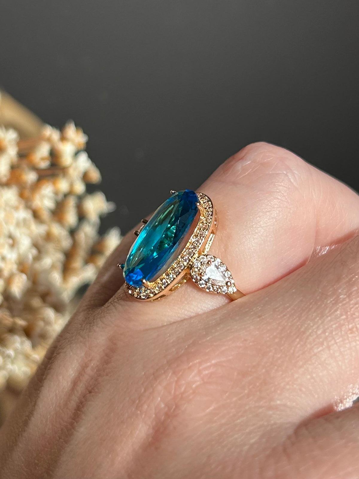 Anel Oval Cristal Azul Ajustável Dourado