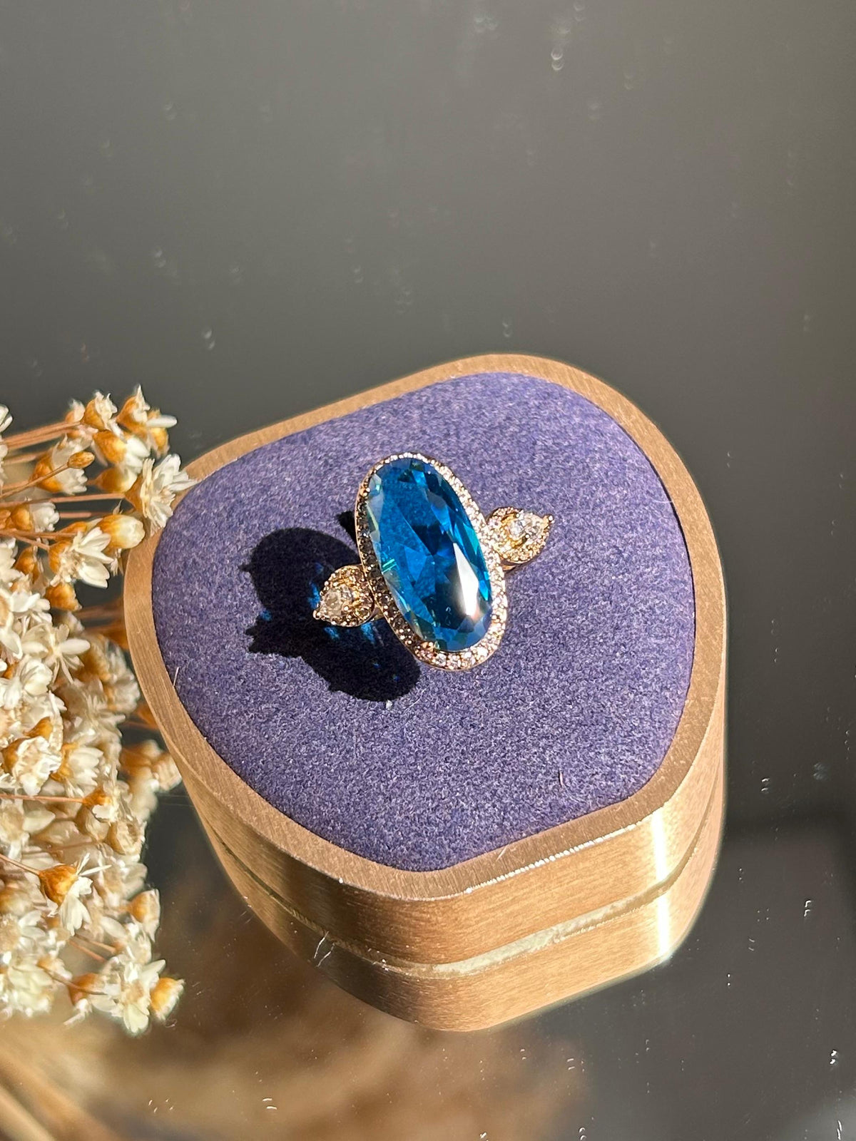 Anel Oval Cristal Azul Ajustável Dourado