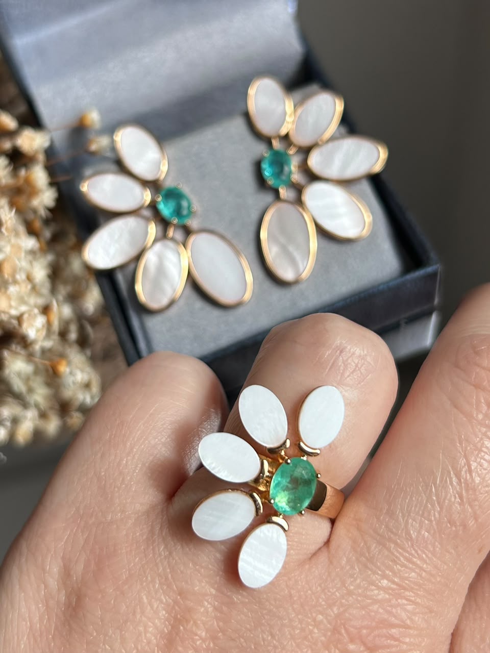 BRINCO MEIA FLOR MADREPÉROLA E TURMALINA BANHADO A OURO