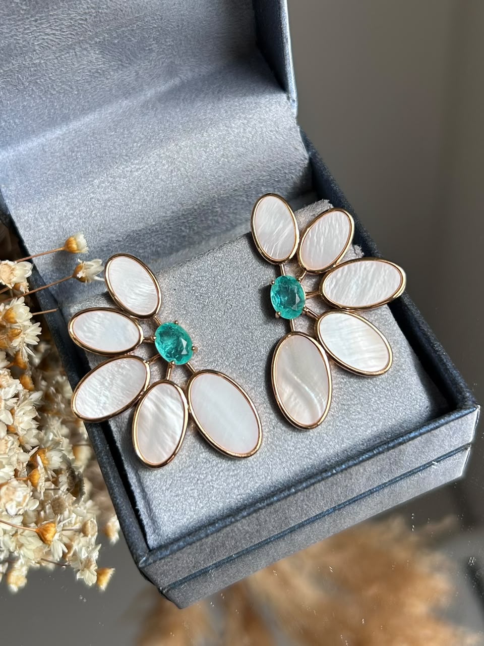 BRINCO MEIA FLOR MADREPÉROLA E TURMALINA BANHADO A OURO