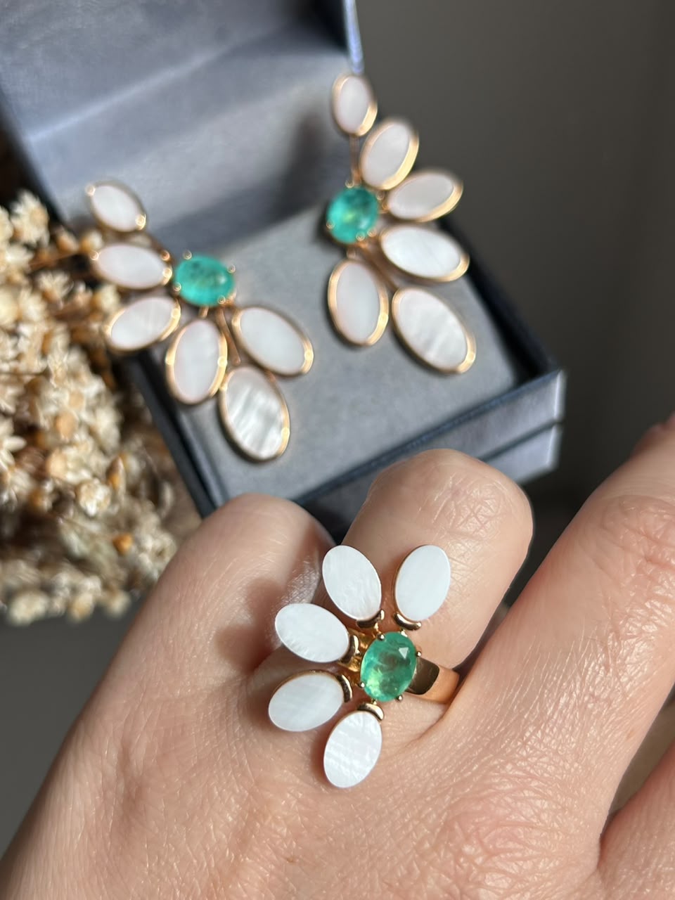BRINCO EARCUFF MEIA FLOR MADREPÉROLA E TURMALINA BANHADO A OURO