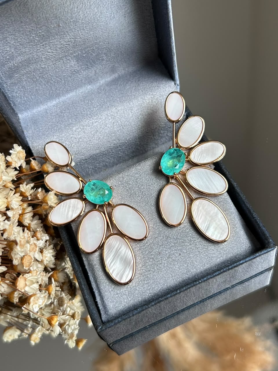 BRINCO EARCUFF MEIA FLOR MADREPÉROLA E TURMALINA BANHADO A OURO