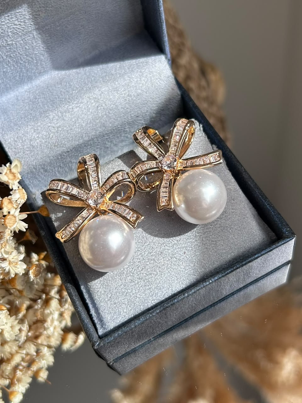 Brinco Laço com Pérola Dourado