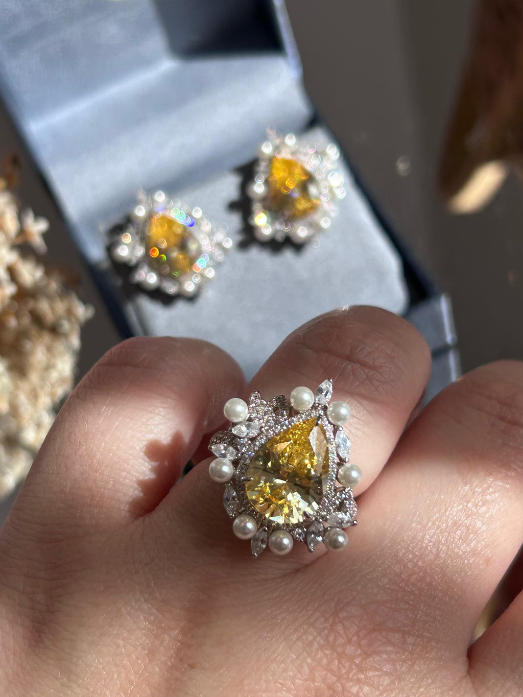 Conjunto de Brinco e Anel Ajustável Fancy Yellow com Pérolas