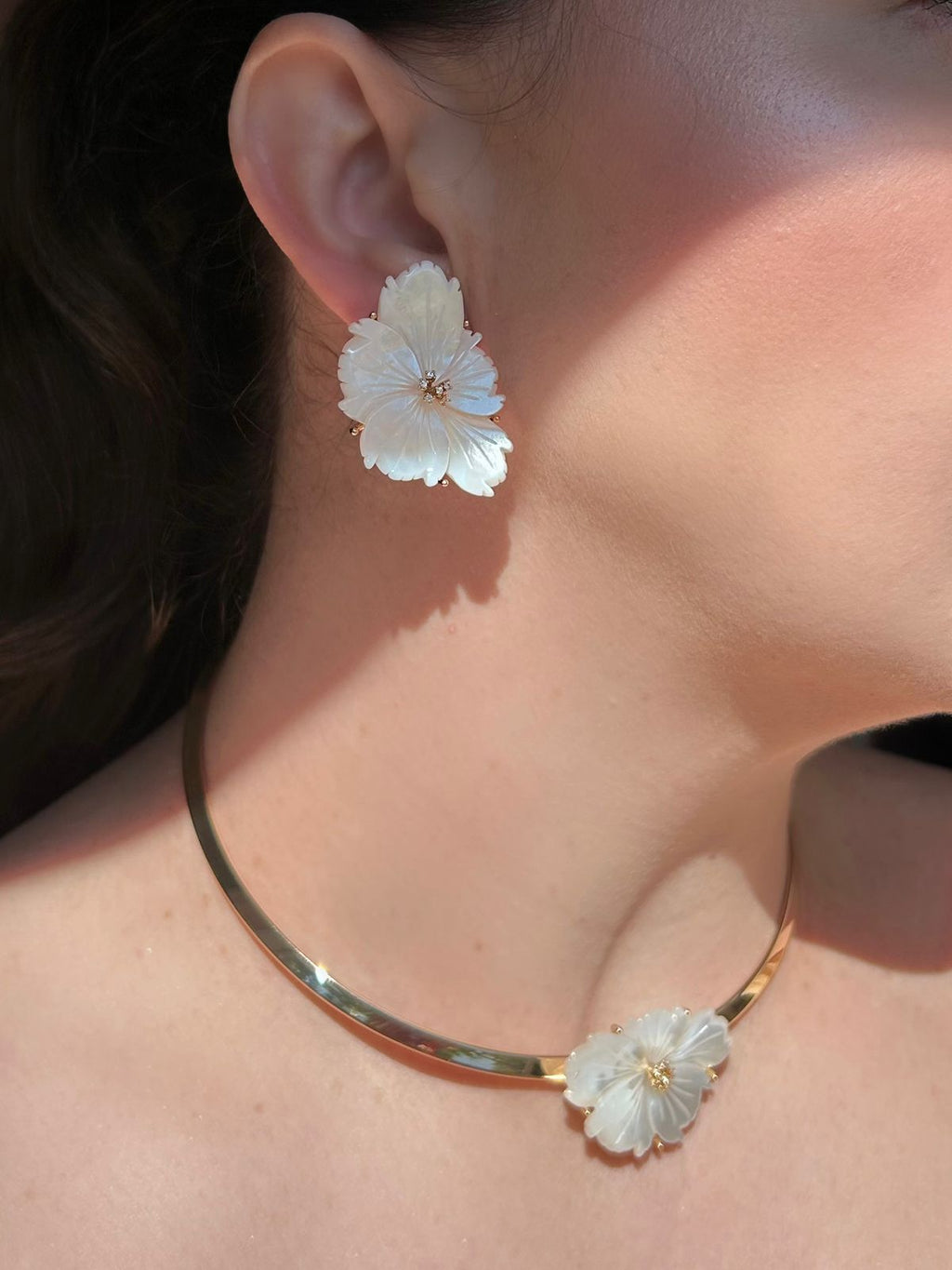 Conjunto Brinco e Colar Aro Flor Madre Pérola