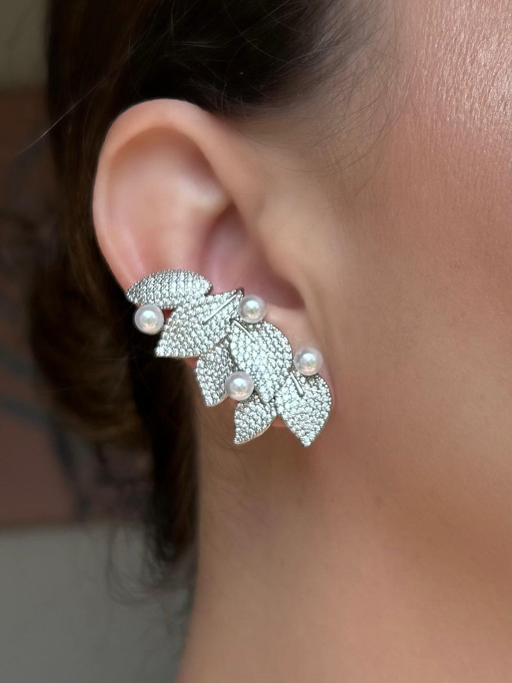 Brinco EarCuff Folhas Com Pérolas