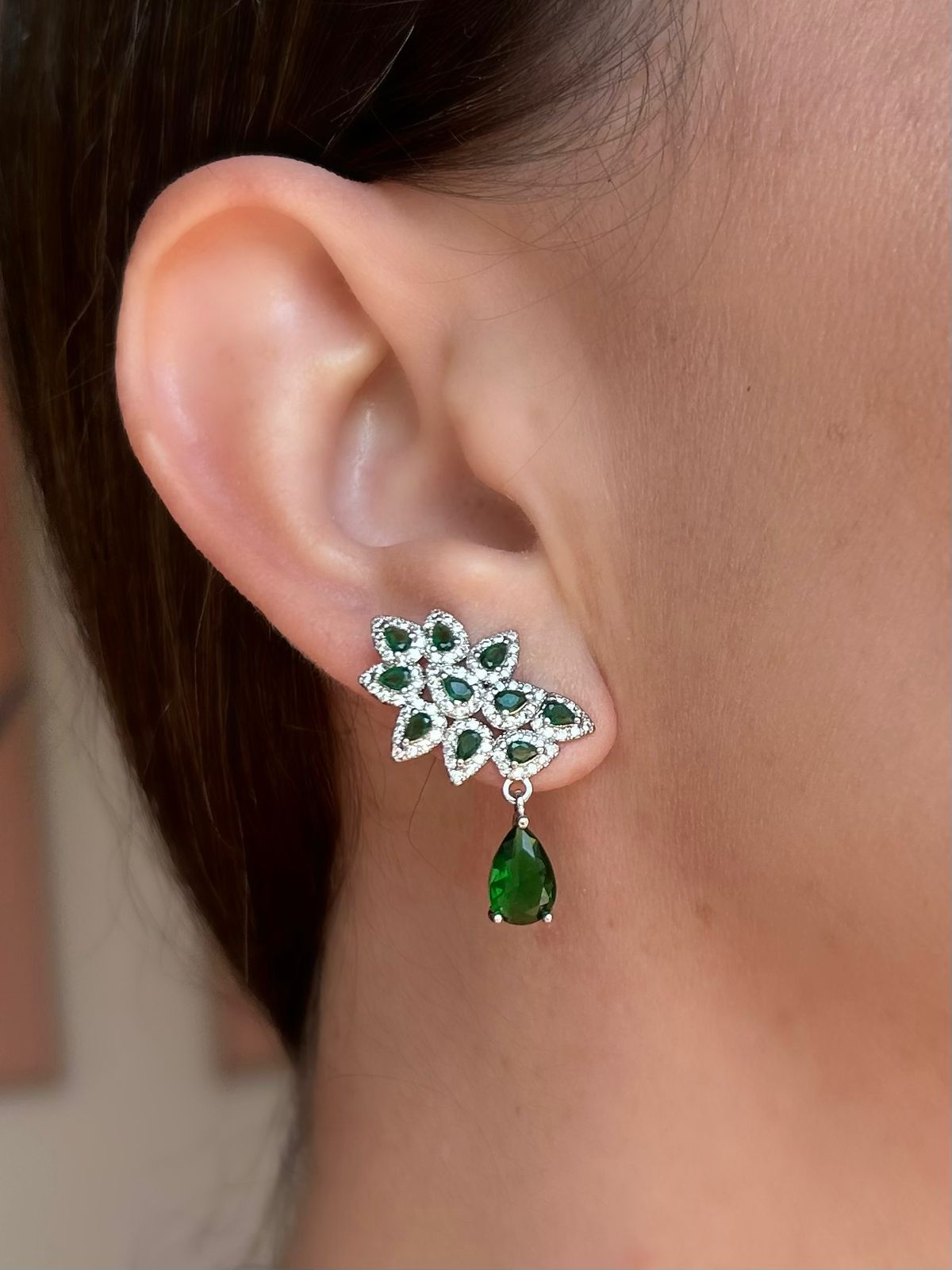 Brinco EarCuff Com Gota Verde Esmeralda