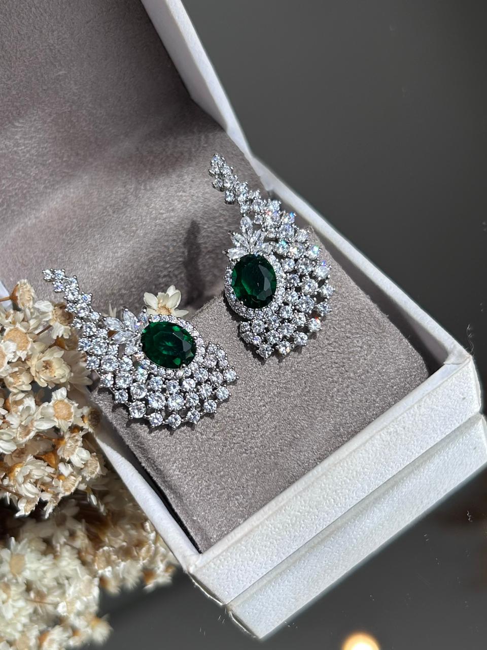 Brinco EarCuff Pedra Oval Verde Esmeralda