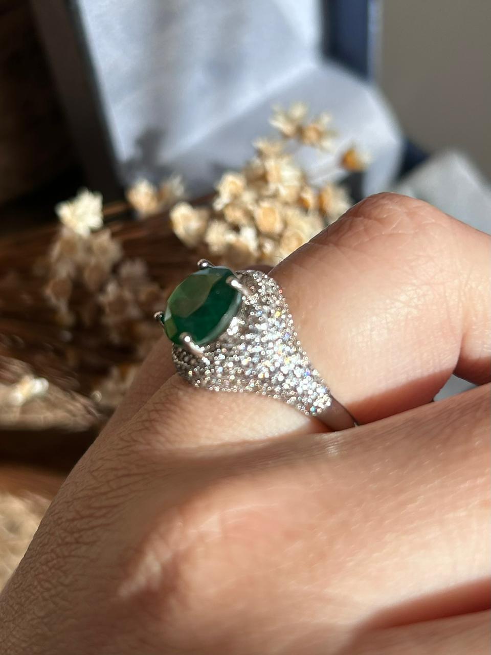 Anel Pedra Oval na cor Verde Esmeralda