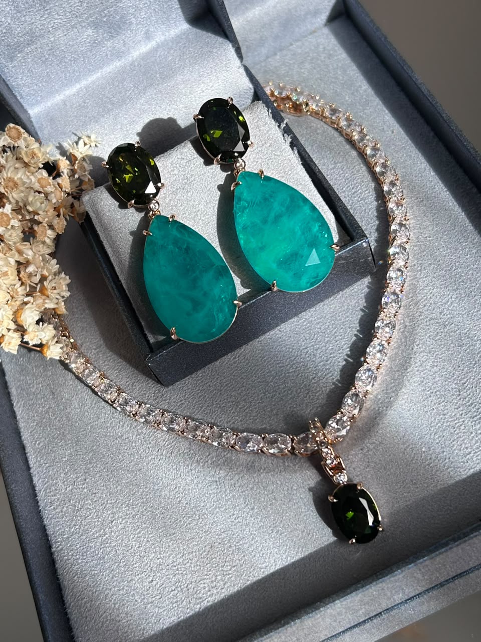 Brinco Duo Verde Peridoto e Turmalina Dourado