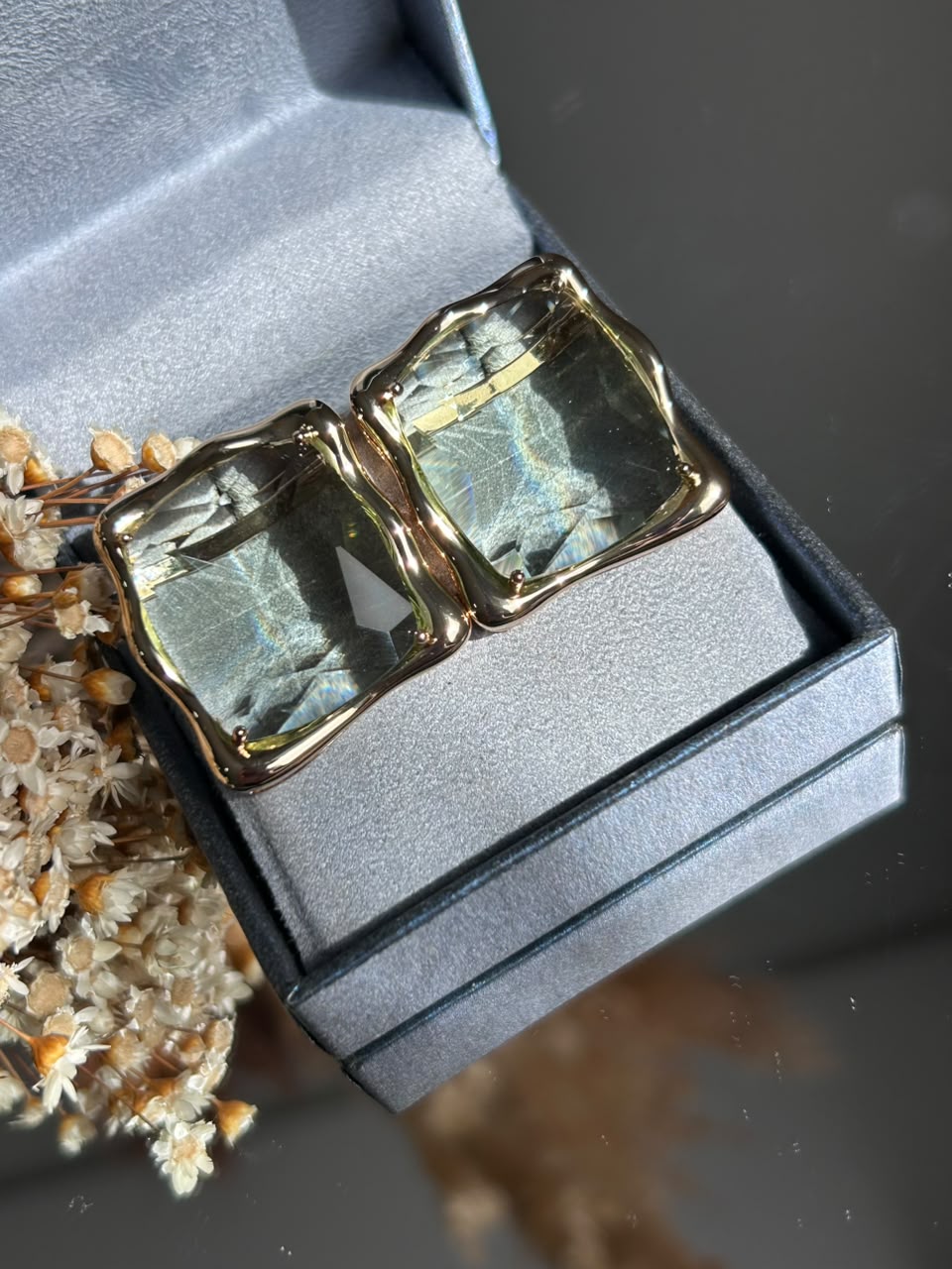 BRINCO COM CRISTAL RETANGULAR VERDE