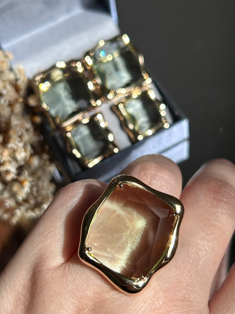 ANEL CURVO COM CRISTAL RETANGULAR AMARELO