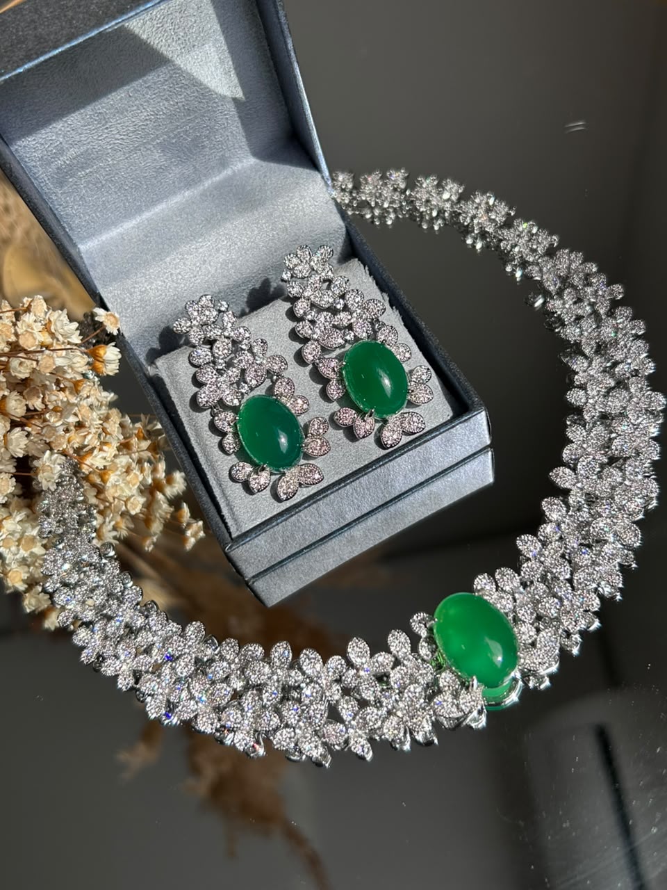 Conjunto Mar de Flores Com Pedra Oval Verde Esmeralda