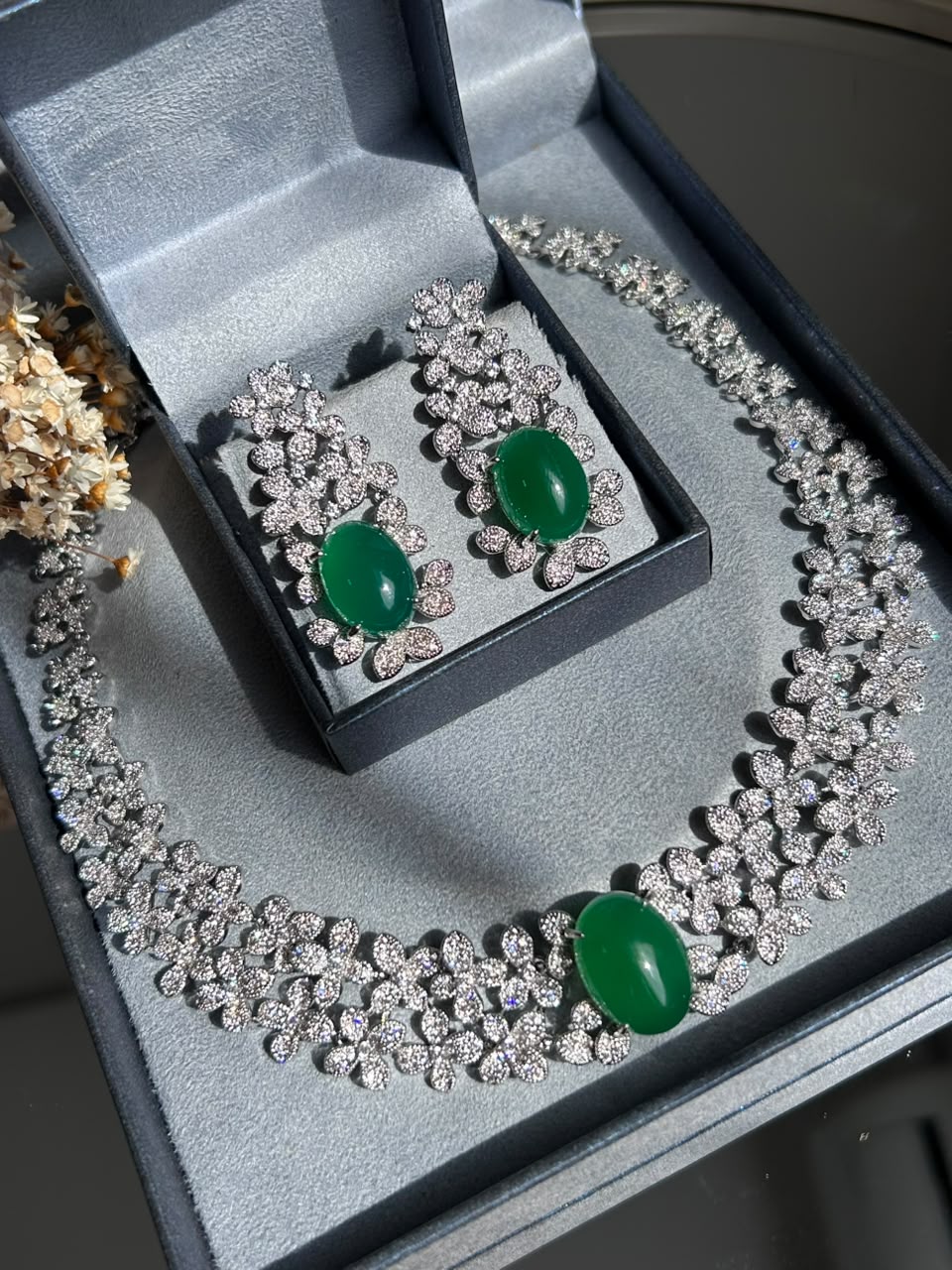 Conjunto Mar de Flores Com Pedra Oval Verde Esmeralda