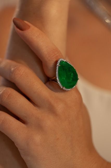 Anel Gota Cravação Verde Esmeralda