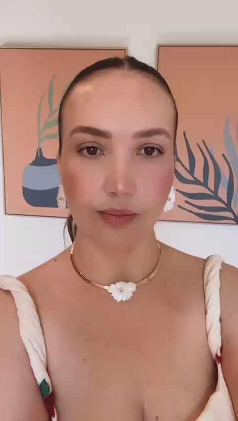 Conjunto Brinco e Colar Aro Flor Madre Pérola