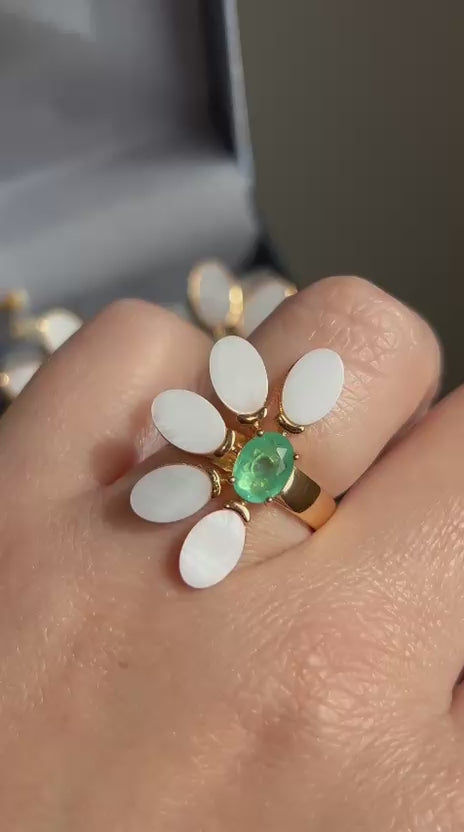 BRINCO MEIA FLOR MADREPÉROLA E TURMALINA BANHADO A OURO