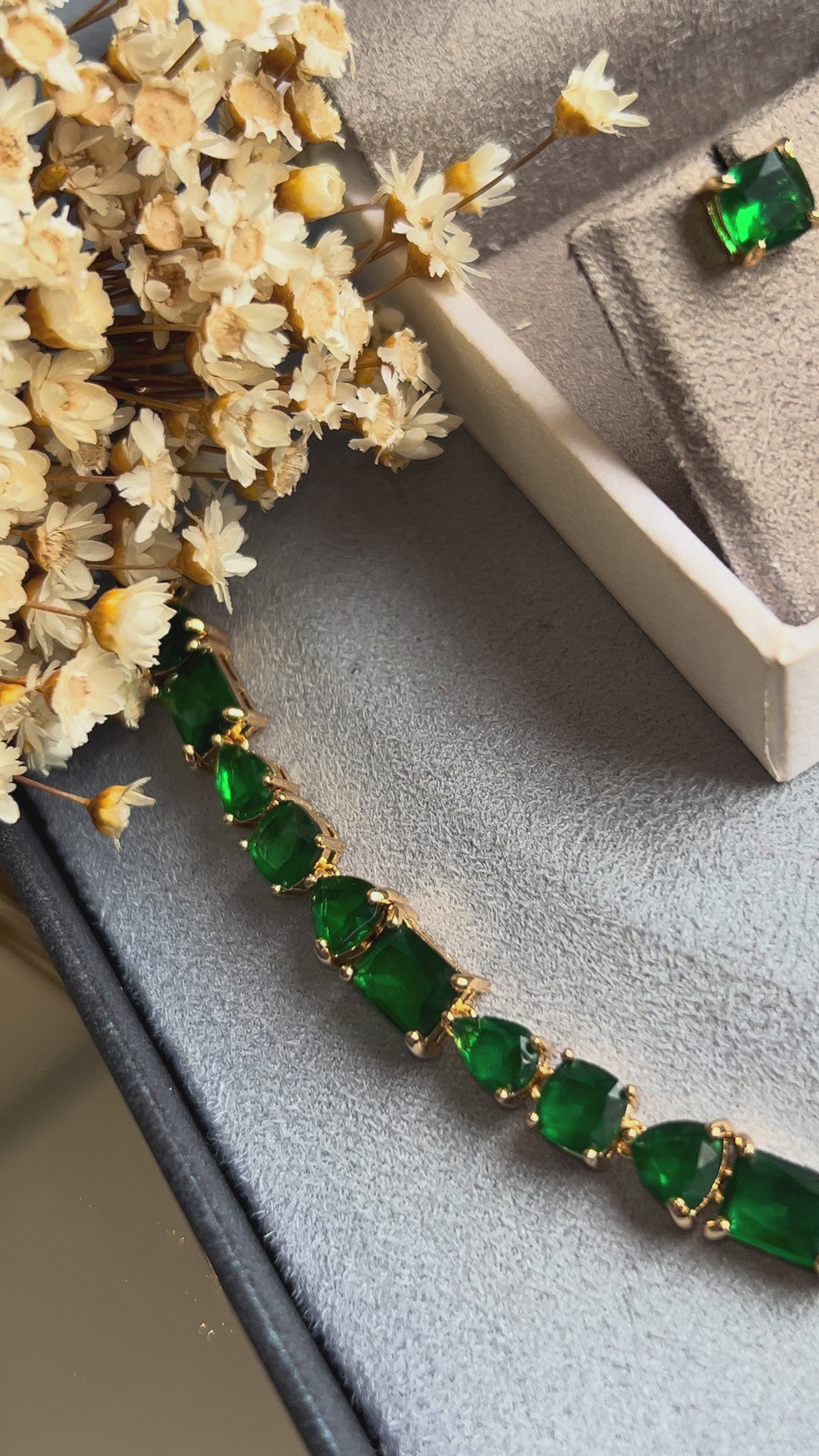 Brinco Solitário Quadrado Verde Esmeralda Dourado