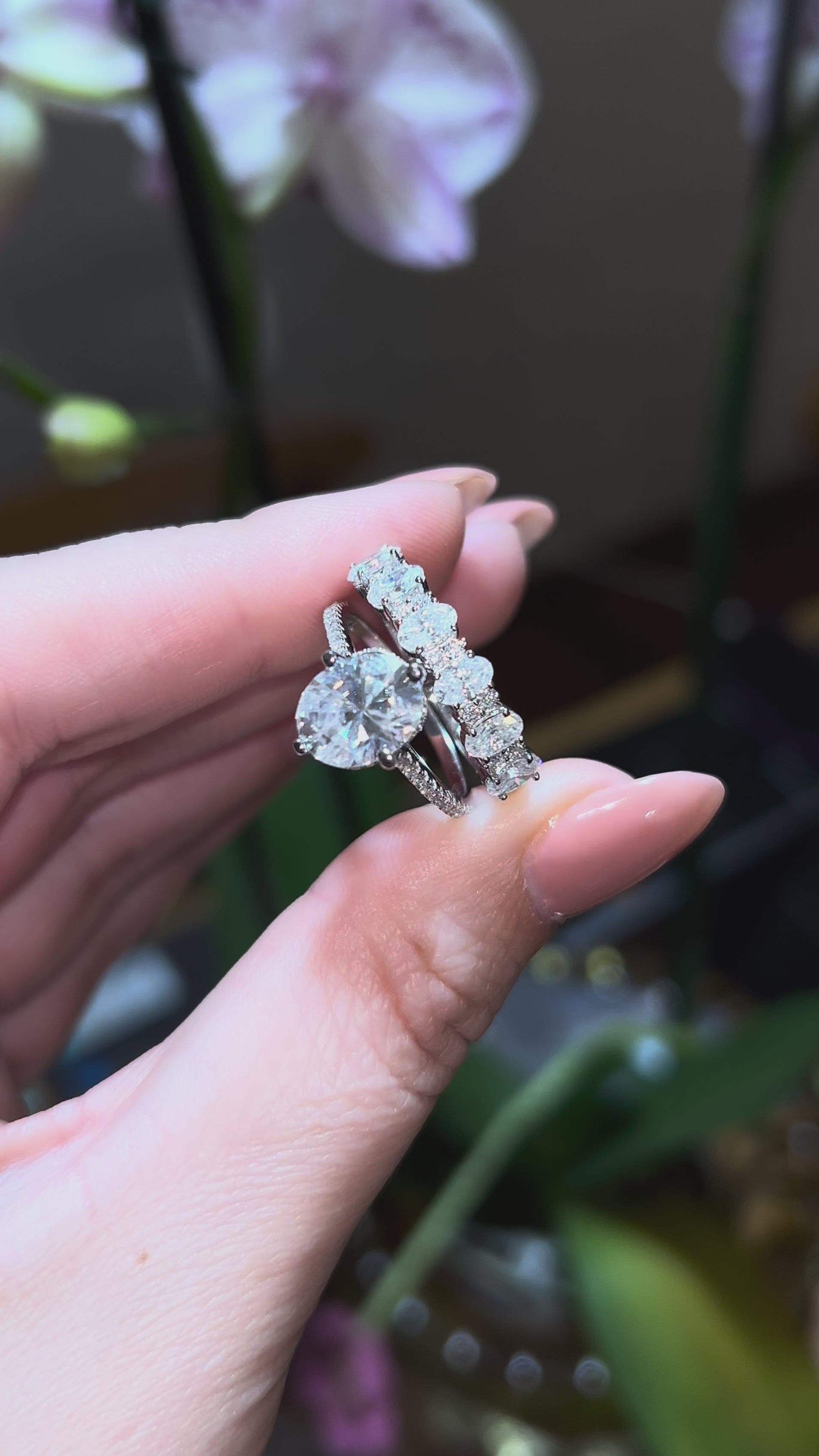 Meia Aliança Oval e Brilhantes Moissanite