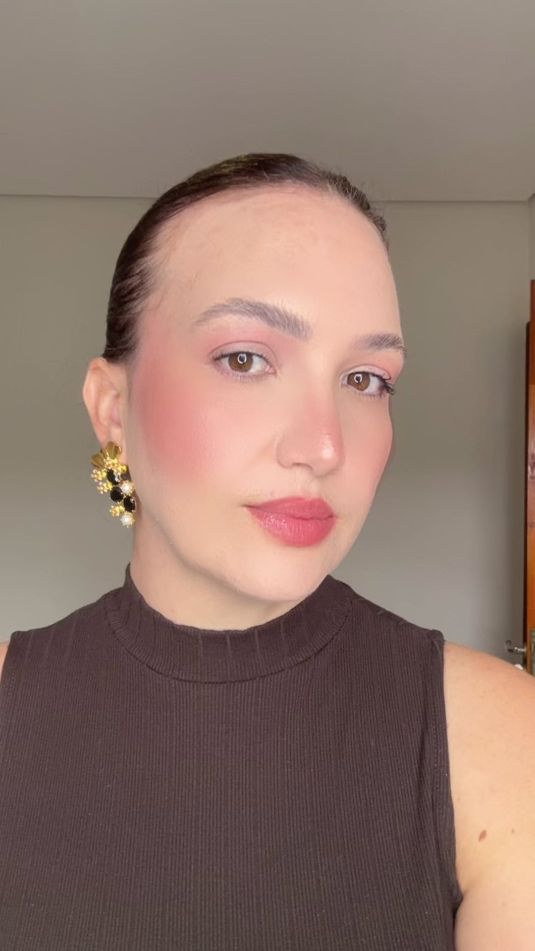 Brinco Flora Onix e Pérola