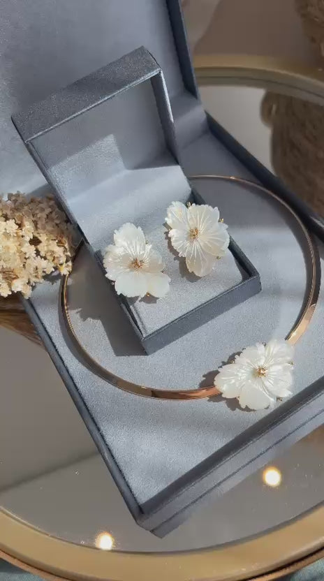 Conjunto Brinco e Colar Aro Flor Madre Pérola