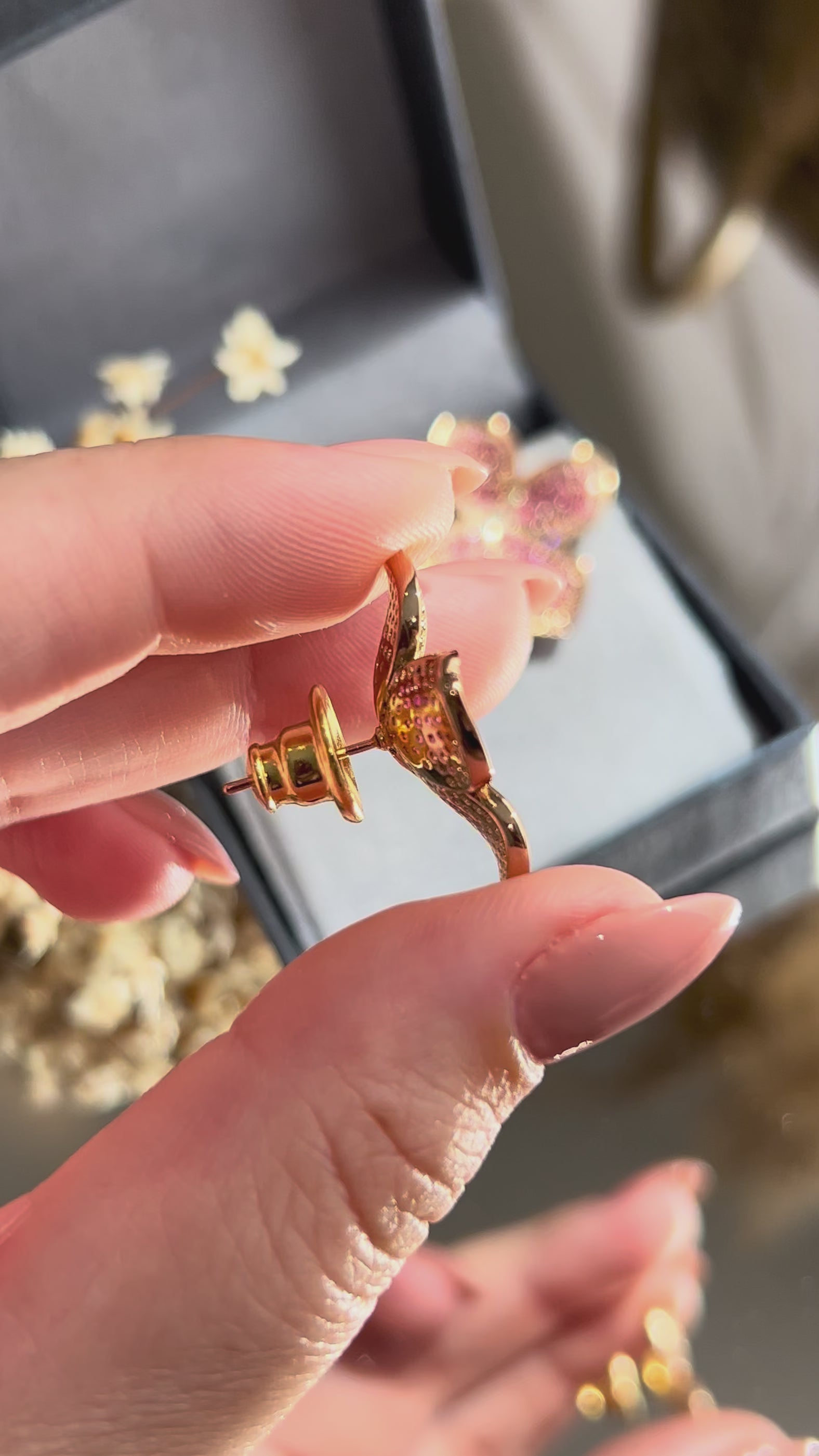 Brinco Lírio Safira Rosa Dourado