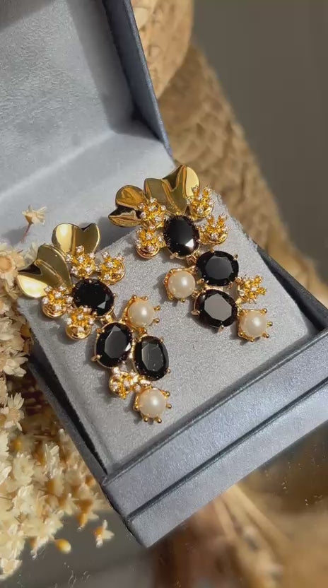 Brinco Flora Onix e Pérola