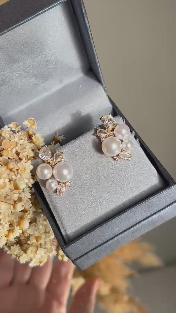 Brinco Detalhes Pérolas Dourado
