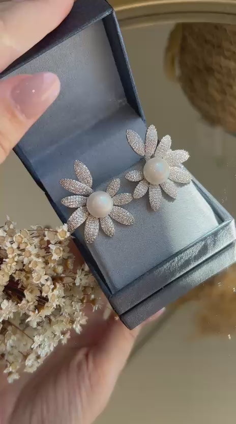 Brinco Daisy Detalhe Pérola