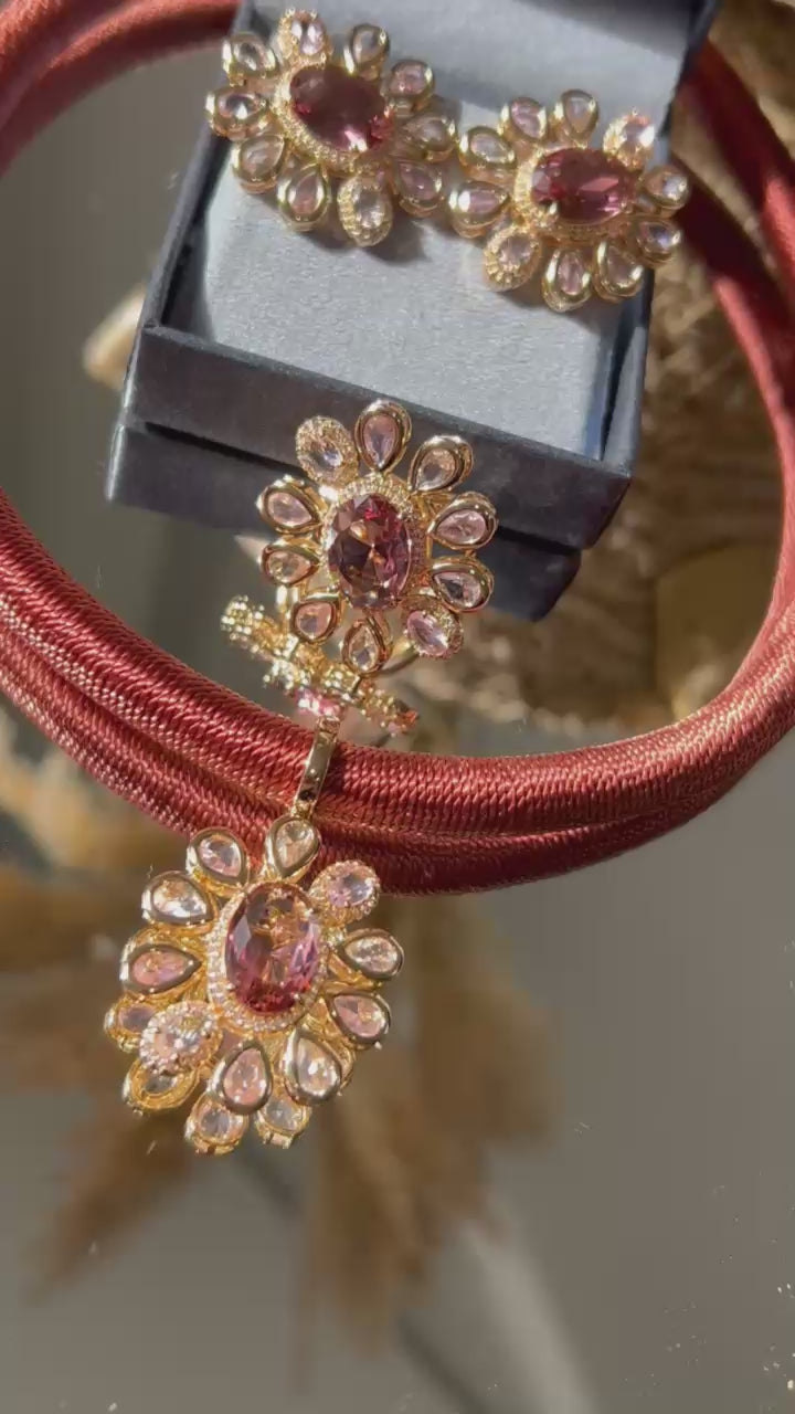 BRINCO DE FLOR COM CRISTAIS E ZIRCÔNIAS INTERCALADOS