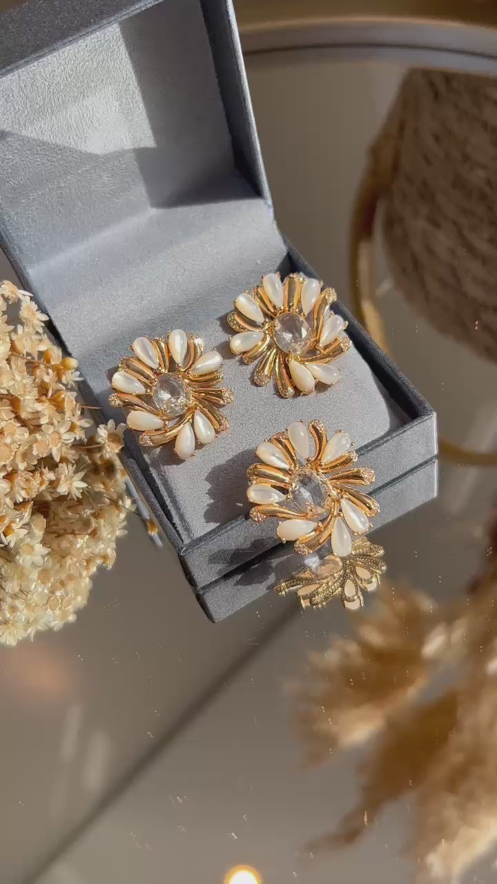 Conjunto de Brinco e Pingente Branco Olho de Gato