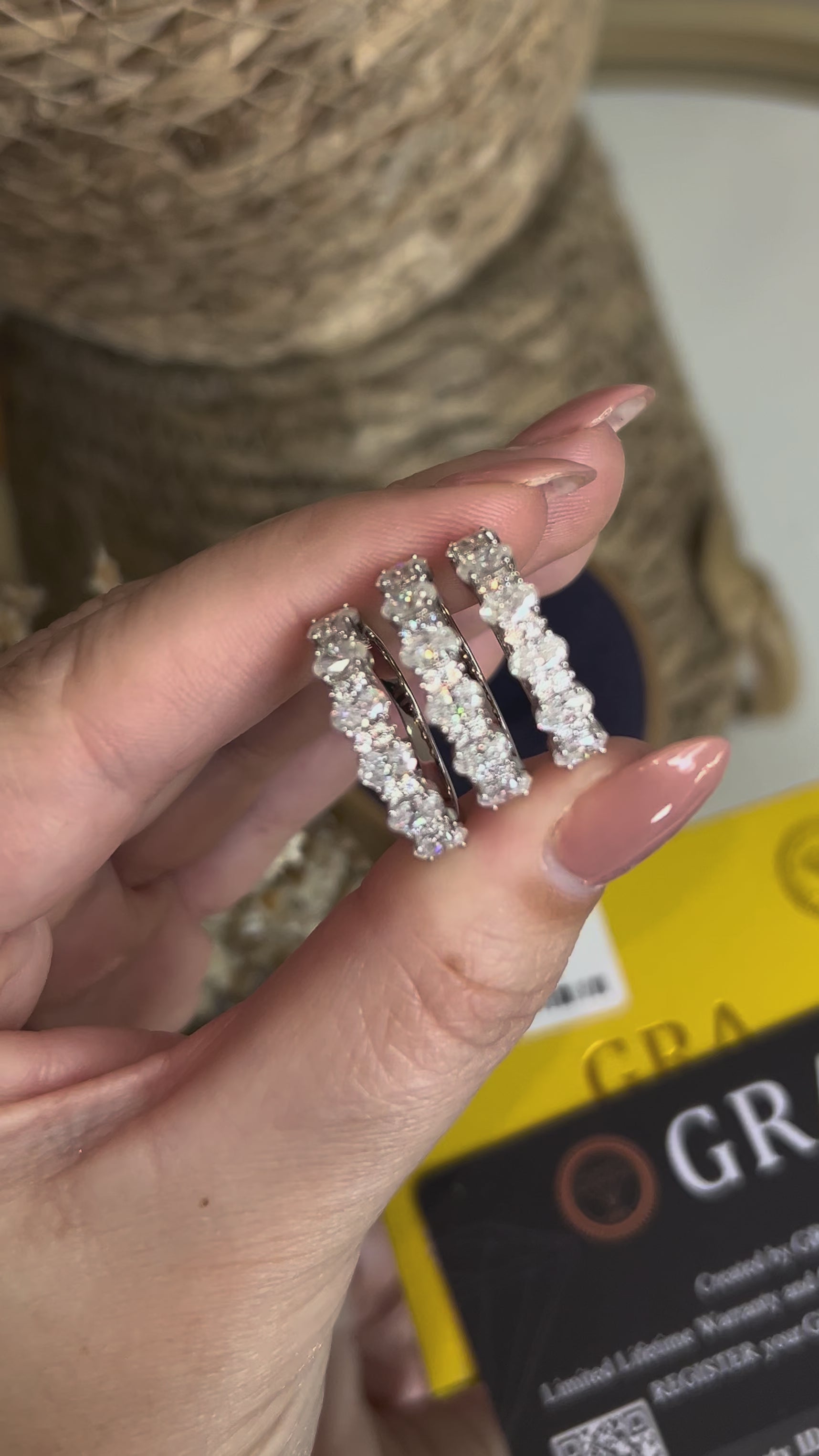 Meia Aliança Oval e Brilhantes Moissanite