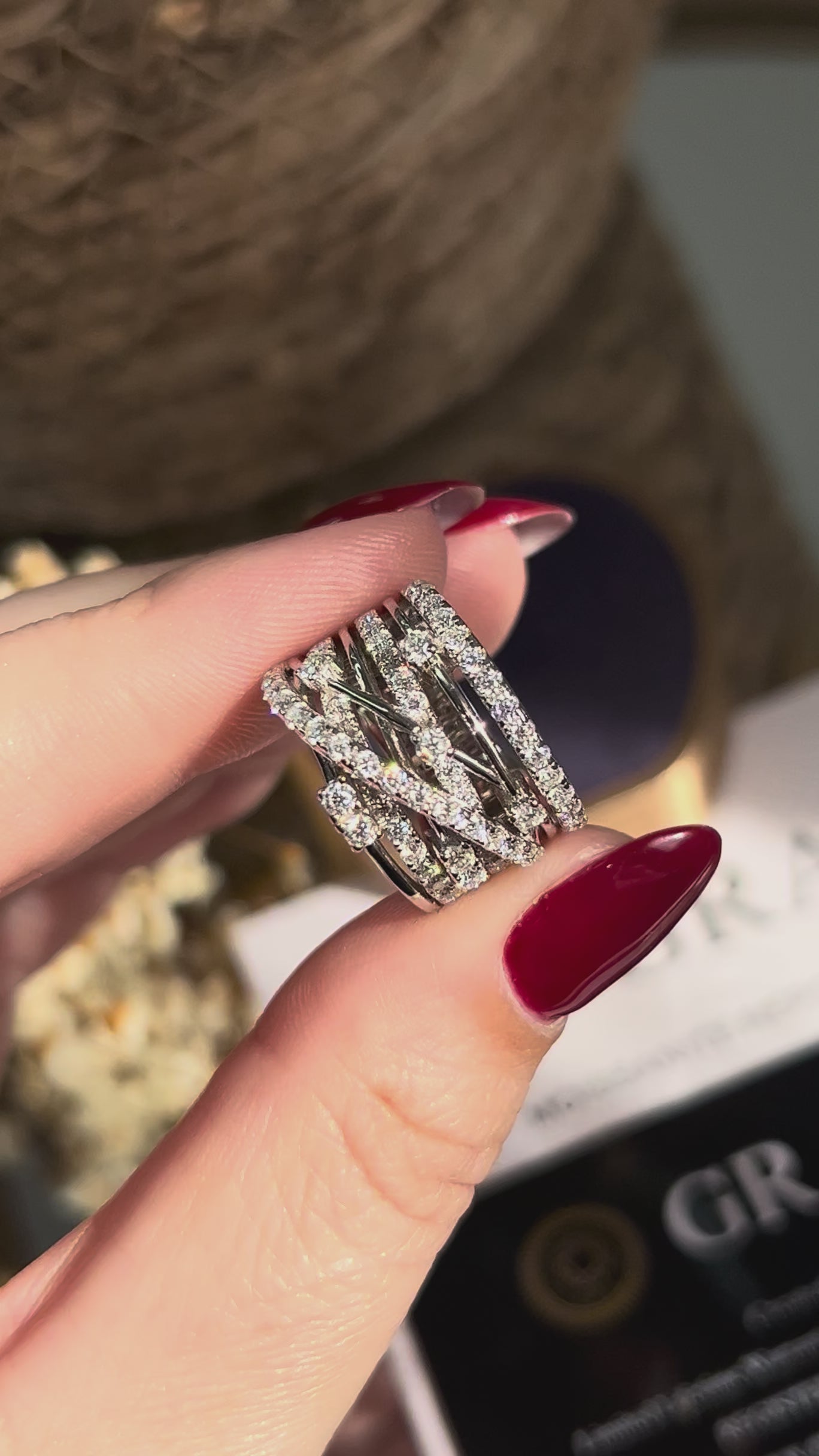 Anel Detalhes Cruzados Moissanite