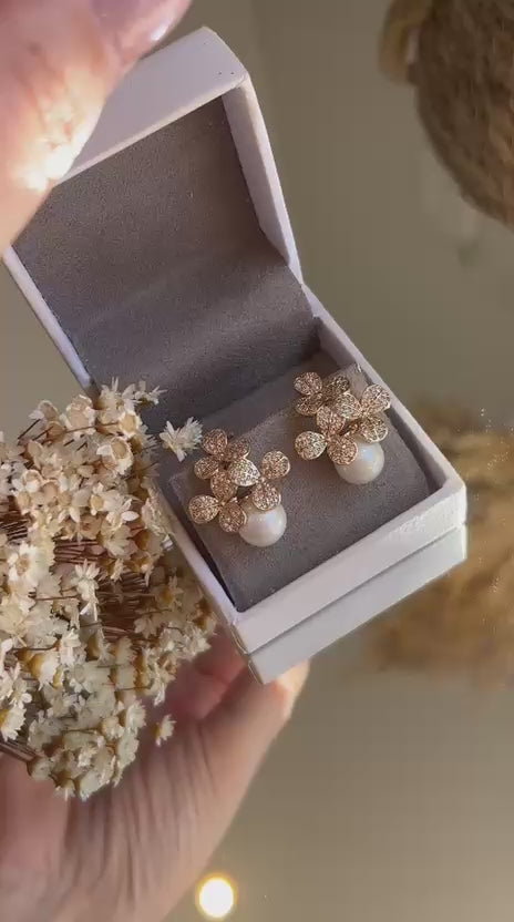 Brinco 3 Flores e Pérola Dourado