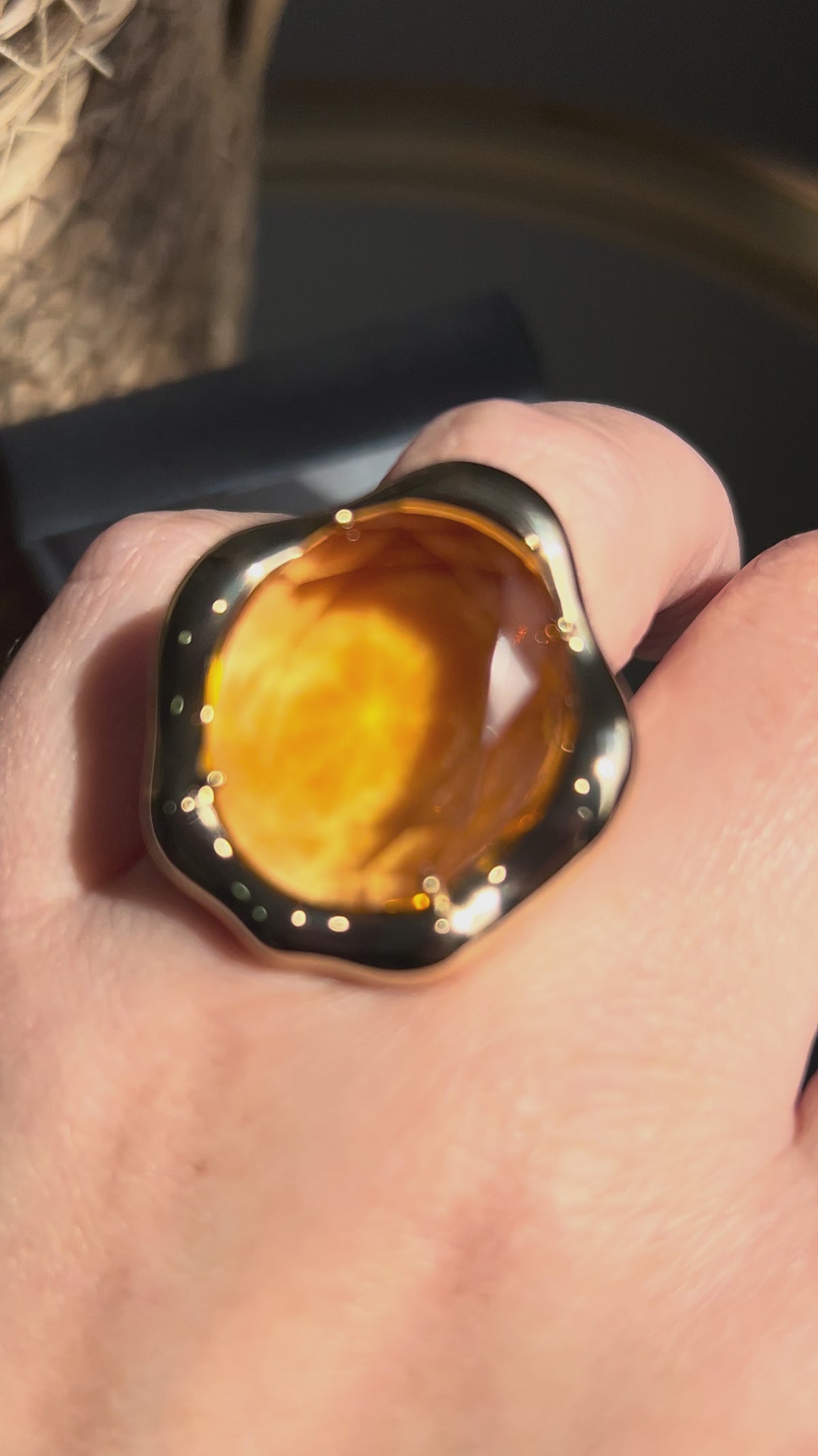 ANEL CURVO COM CRISTAL OVAL AMARELO