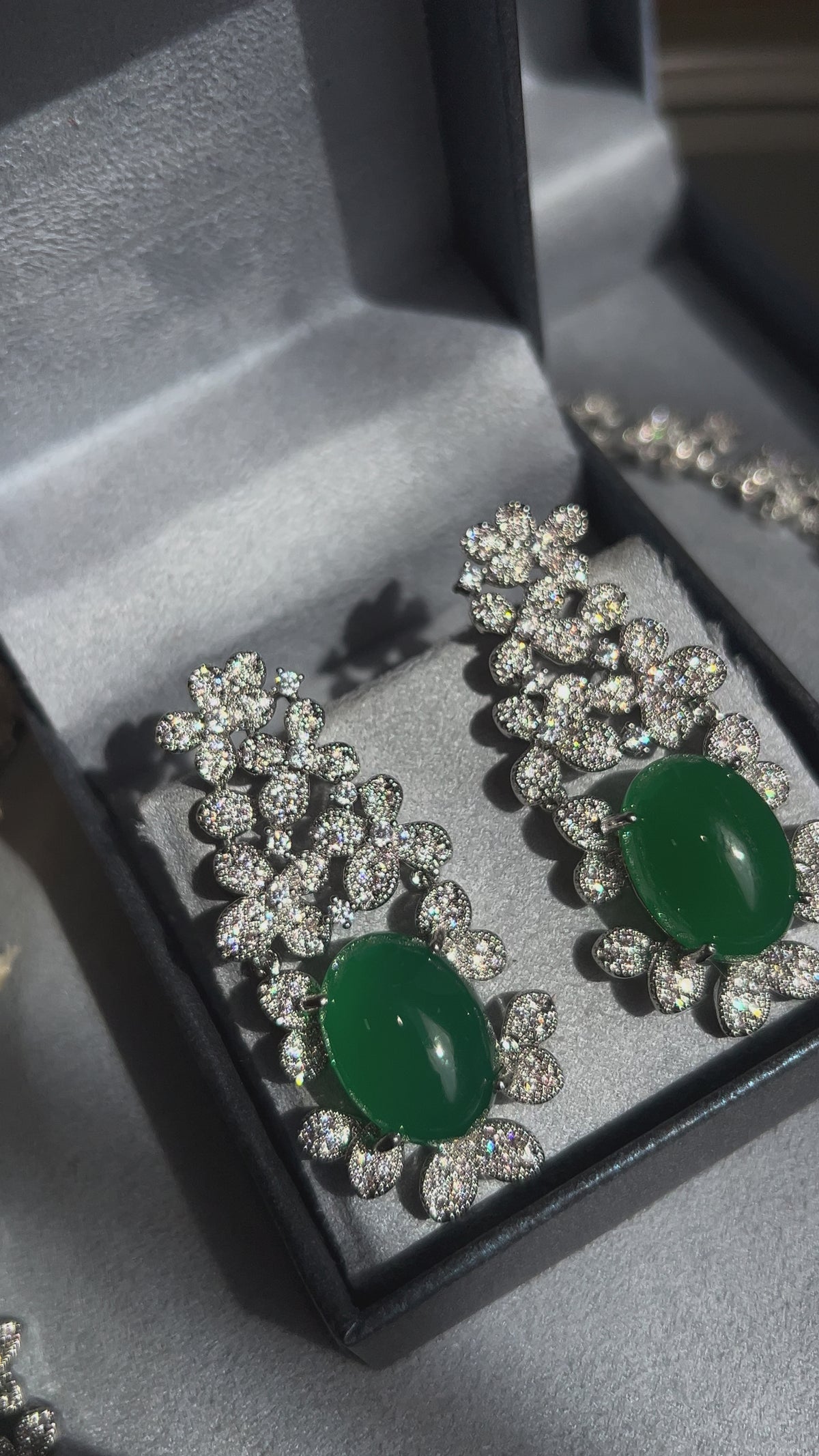 Conjunto Mar de Flores Com Pedra Oval Verde Esmeralda