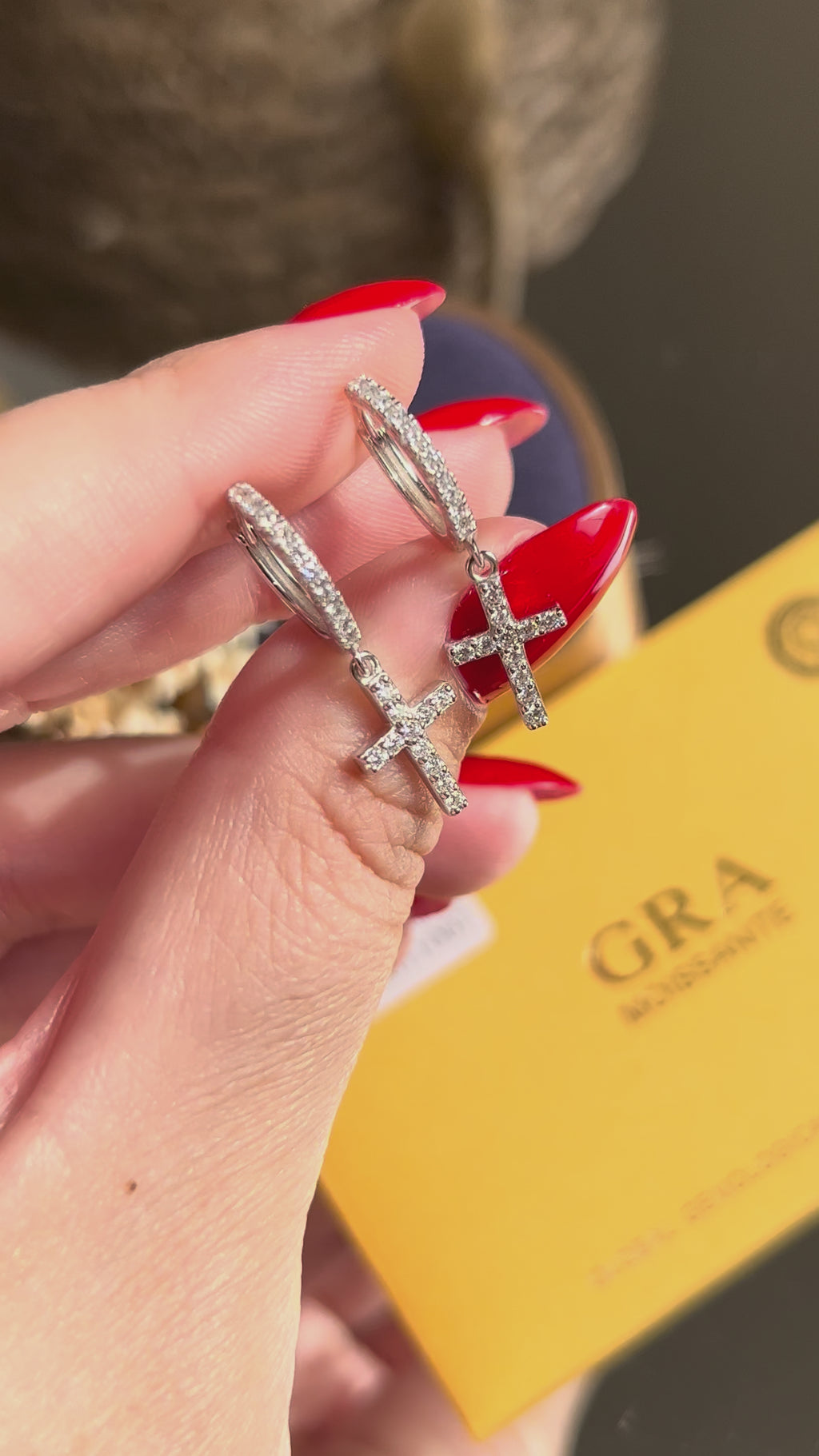 Brinco Agola Pingente Cruz Moissanite 0,57ct