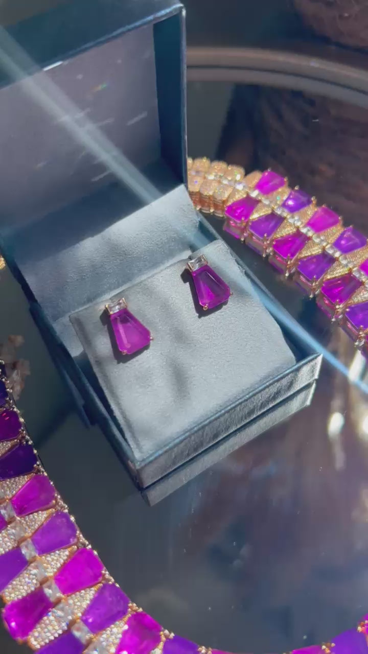 Conjunto Brinco e Colar Gola Fúcsia e UltraViolet