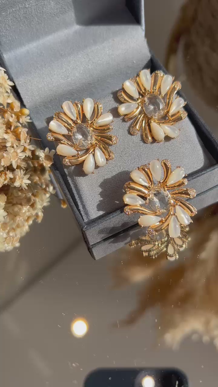 Conjunto de Brinco e Pingente Branco Olho de Gato