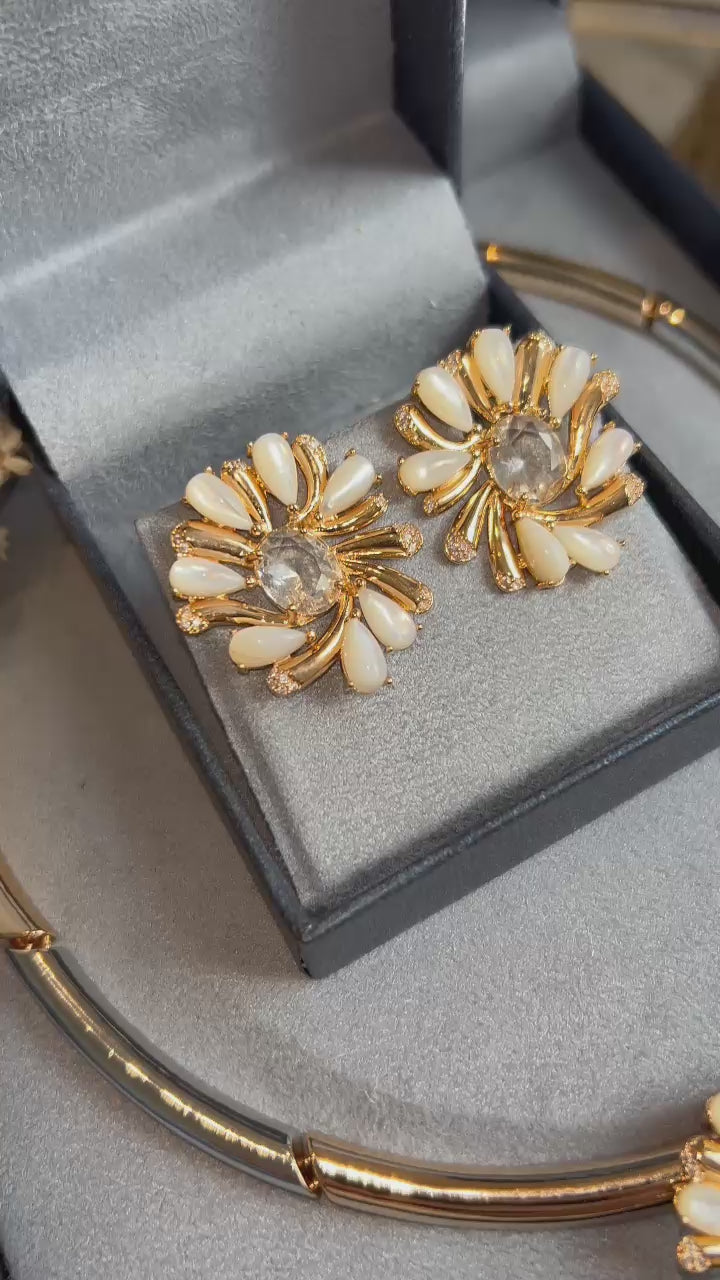 Conjunto de Brinco e Pingente Branco Olho de Gato