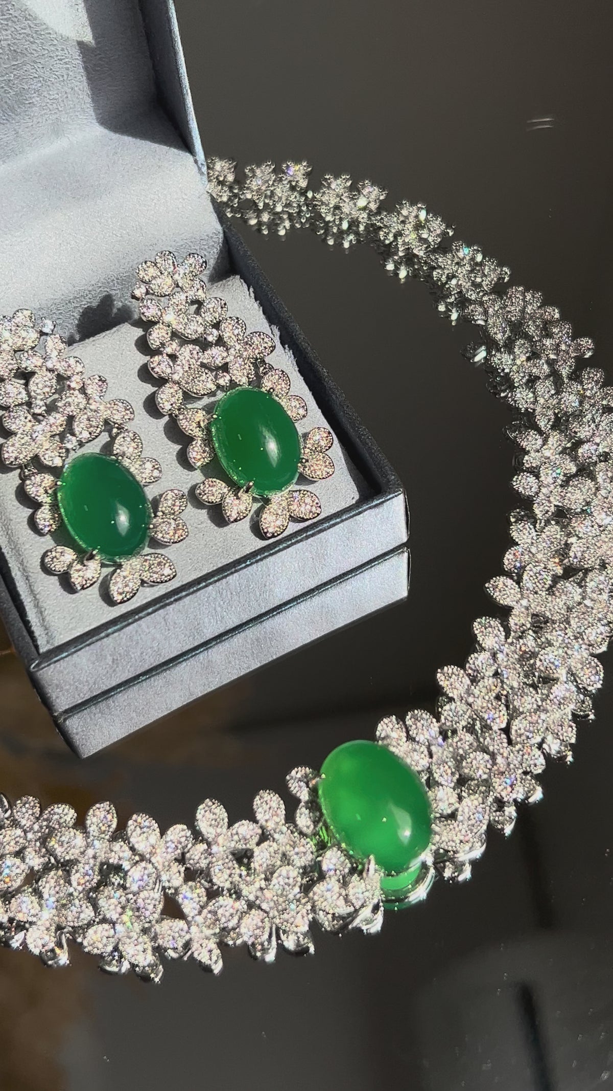 Conjunto Mar de Flores Com Pedra Oval Verde Esmeralda