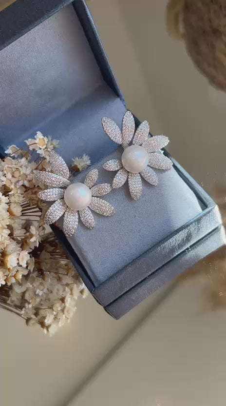 Brinco Daisy Detalhe Pérola