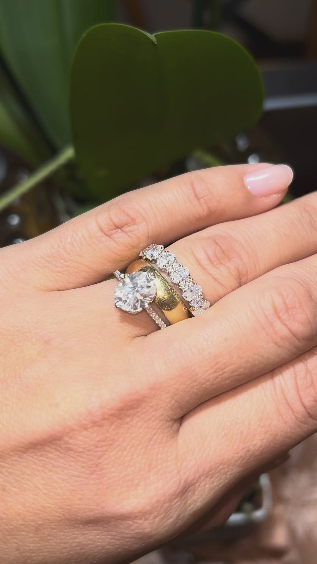 Meia Aliança Oval e Brilhantes Moissanite